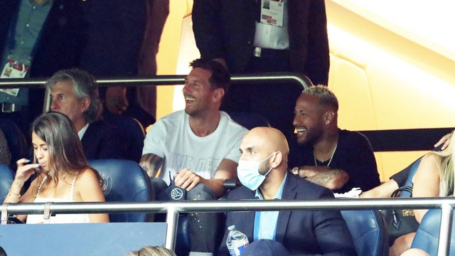 Messi e Neymar acompanhram parte do duelo no Parque dos Príncipes juntos 