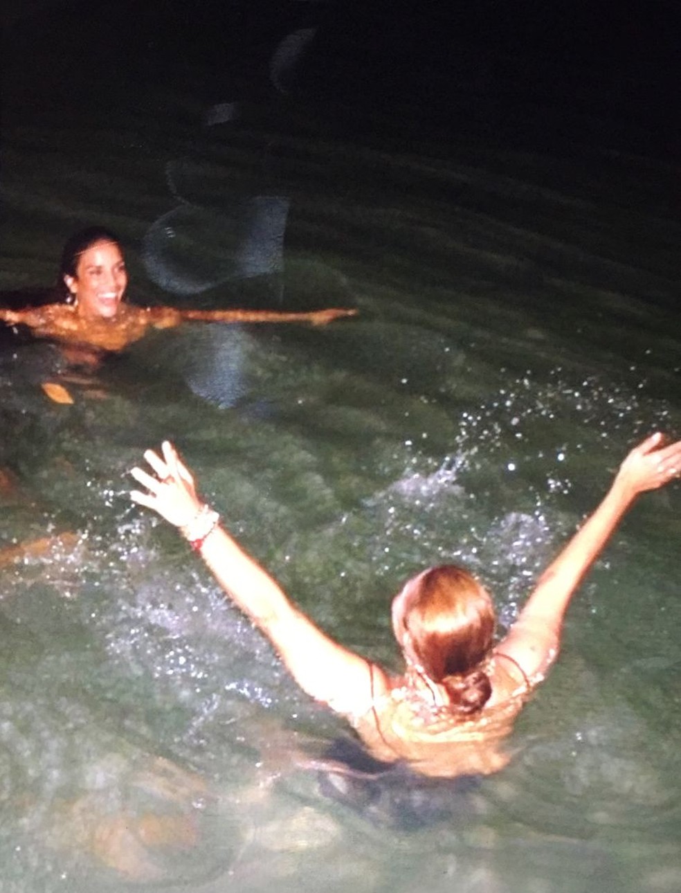 Ivete com a amiga Anne Margareth, já adultas, tomando banho noturno no rio São Francisco — Foto: Arquivo pessoal 