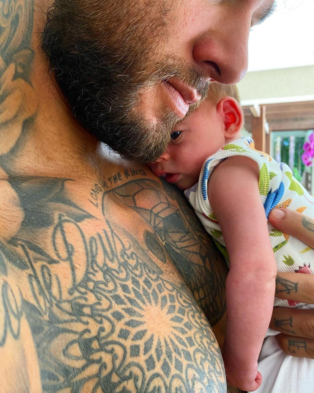 Lucas Lucco com o filho (Foto: Reprodução / Instagram)