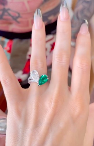 O anel de noivado de Megan Fox (Foto: Reprodução/Instagram)