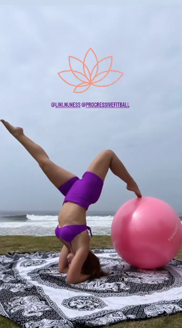 Larissa Manoela pratica acroyoga (Foto: Reprodução / Instagram)