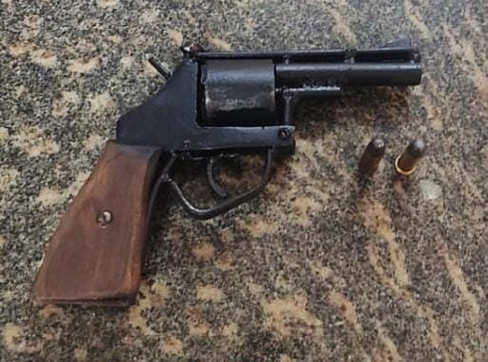 Arma apreendida com suspeito de tentar matar a esposa em Natal — Foto: PM/Cedida