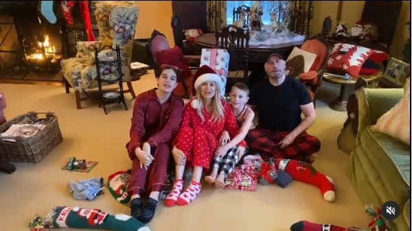 John Travolta e Kelly Preston (1962-2020) com os filhos no Natal de 2019 (Foto: Instagram)