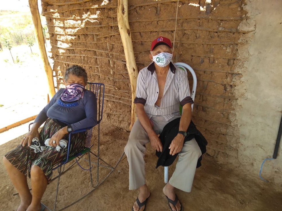 José Cândido conta que precisou sair correndo de casa após o rompimento de tubulação em Jati, no Ceará.  — Foto: Lorena Tavares/SVM