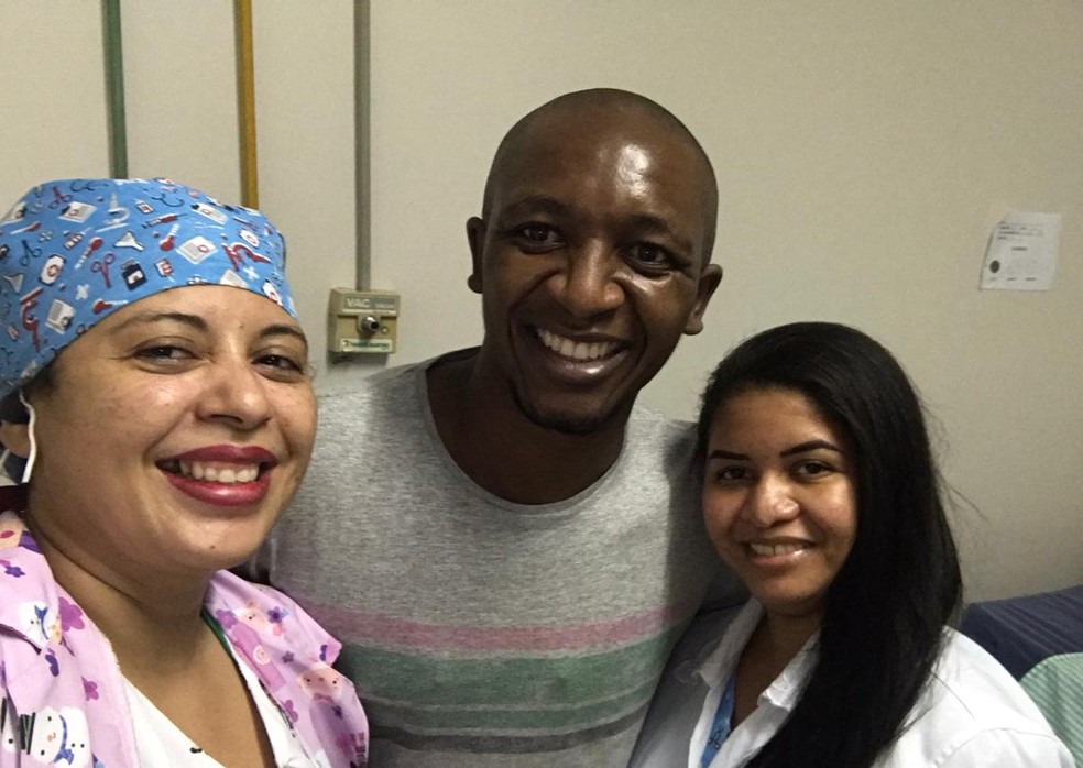Amarildo posa com equipe médica em hospital após a cirurgia  — Foto: Arquivo pessoal