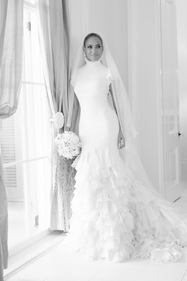 Jennifer Lopez divulga foto do vestido de noiva de seu casamento com Ben Affleck (Foto: Reprodução/ Instagram)