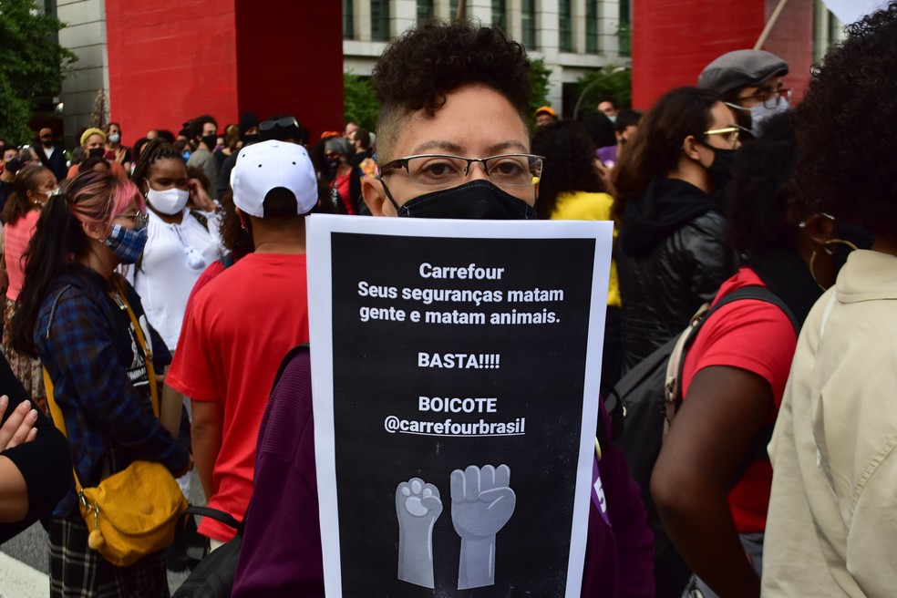 Manifestantes pedem justiça por João Alberto durante manifestação nesta sexta-feira (20), em São Paulo — Foto: LEO ORESTES/FRAMEPHOTO/ESTADÃO CONTEÚDO