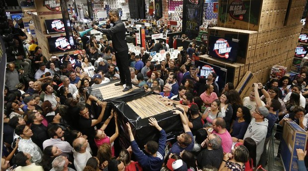 Consumidores disputam televisores em supermercado no bairro do Ipiranga, na zona sul de São Paulo. (Foto: Estadão Conteúdo)