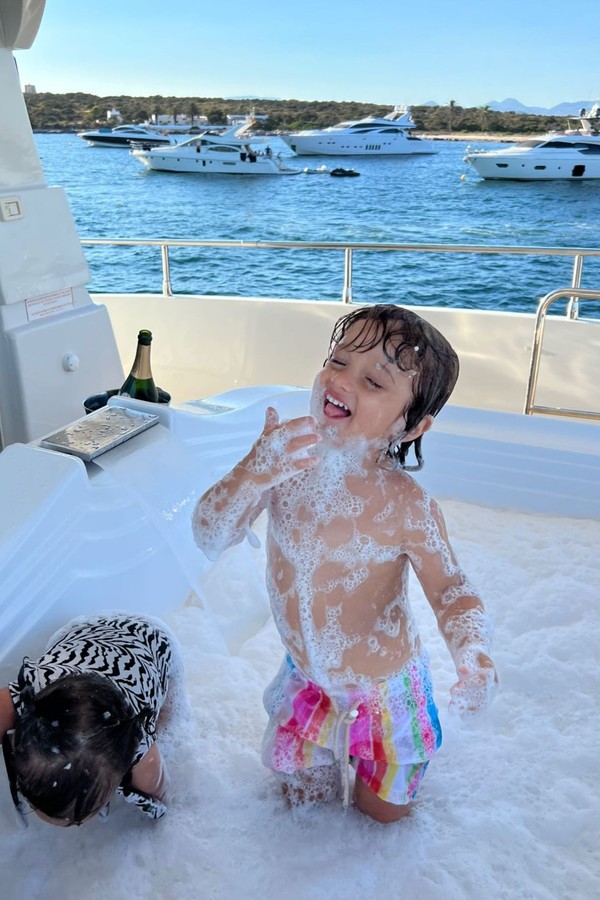 Romana Novais mostra filhos curtindo banheira de espuma dentro de iate (Foto: Reprodução/ Instagram)