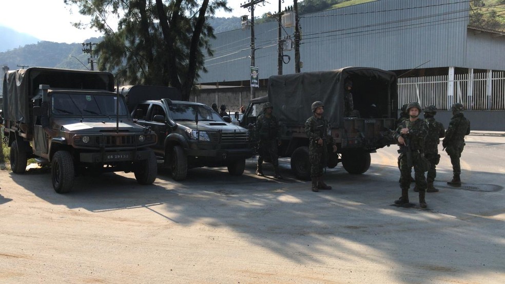 ForÃ§as armadas realizam operaÃ§Ã£o em Angra dos Reis â€” Foto: Maria Mariana/TV Rio Sul