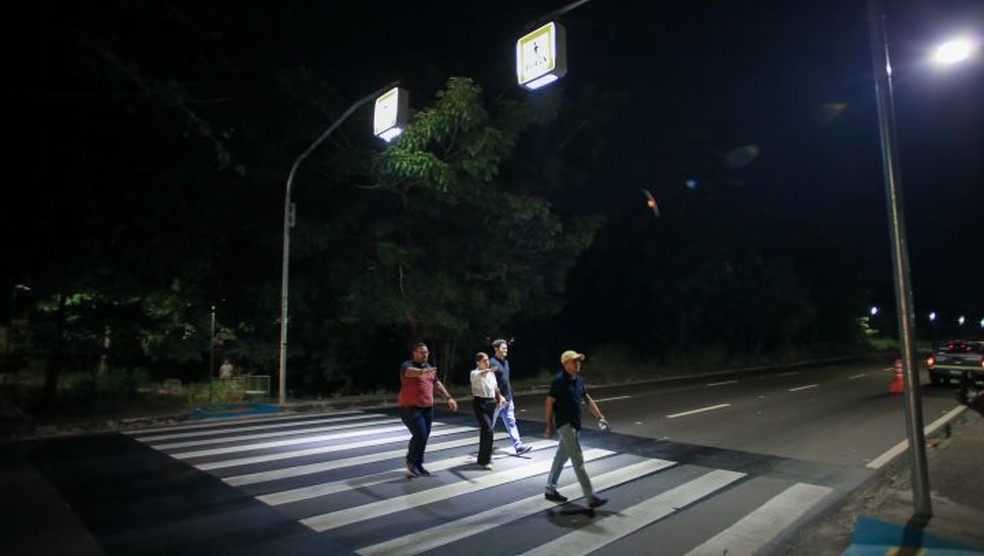 Iluminador de faixa instalada na avenida dos Torres.  — Foto: Divulgação/IMMU. 