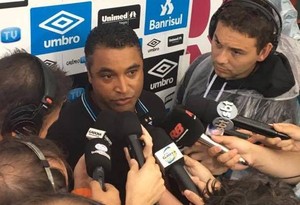 Roger admite algumas falhas em vitória, mas vê Grêmio em evolução