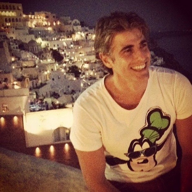 Com camiseta do Pateta, Gianecchini curte noite em Santorini (Foto: Reprodução/Instagram)