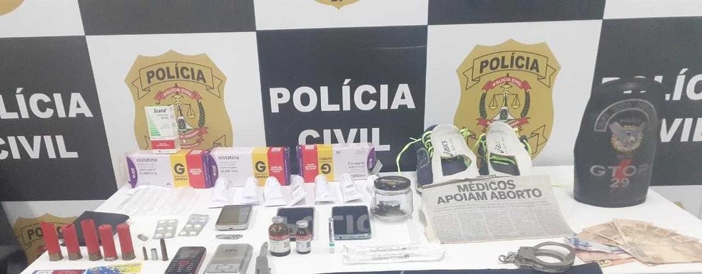 Medicamentos, munição e drogas apreendidos pela polícia — Foto: PCDF/Divulgação