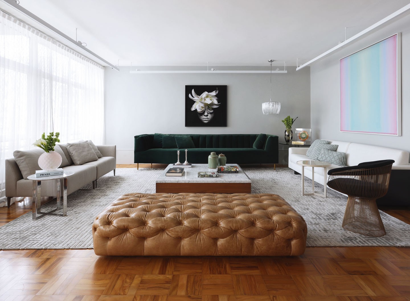 Elementos clássicos e contemporâneos convivem nesse apartamento de 300m² (Foto: Marco Antônio/divugação)