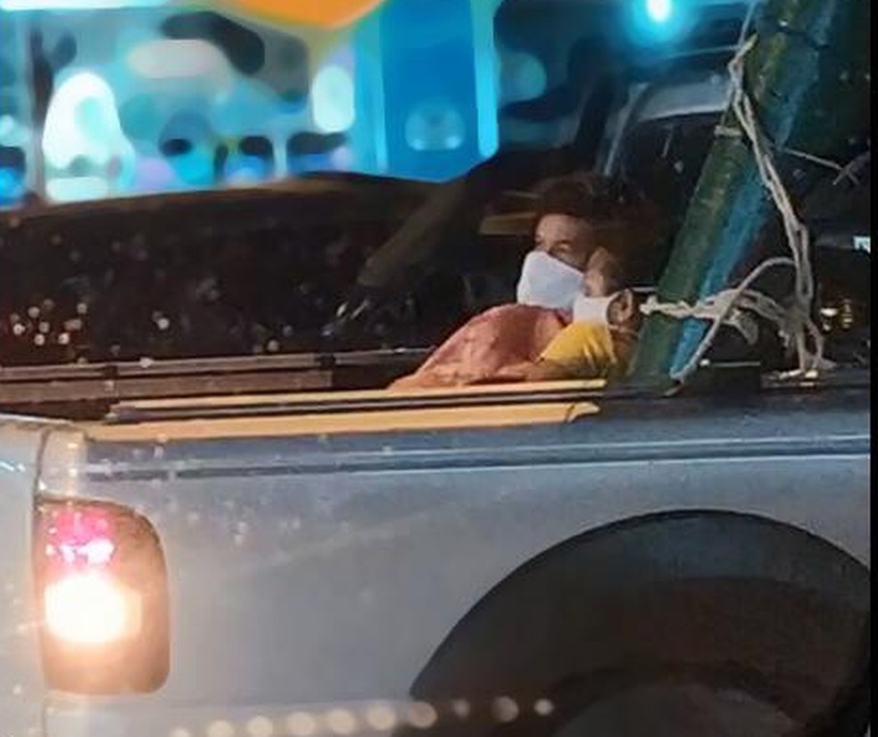 Paciente com Covid-19 é levado na caçamba de carro para hospital em Chapecó (SC) — Foto: Amanda Tomasi/Reprodução
