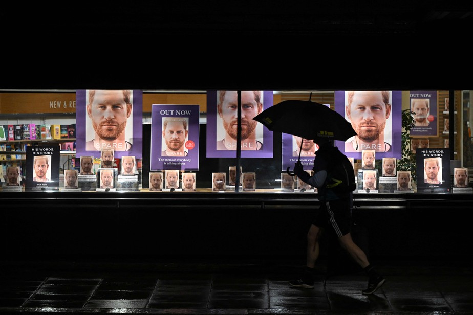 Homem passa em frente à livraria anunciando o esperado lançamento de 'Spare', a autobiografia do príncipe britânico Harry, em Londres.