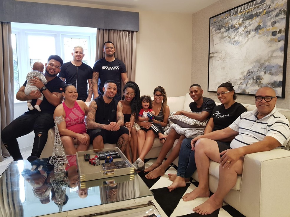 Família de Gabriel Jesus deixou a casa cheia em Manchester — Foto: Helena Rebello