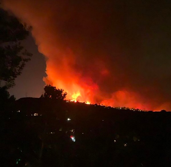 A foto compartilhada pela atriz Kate Beckinsale para avisar aos seus fãs que estava bem mesmo tendo precisado sair de casa na madrugada por causa dos incêndios que atingem a Califórnia (Foto: Instagram)
