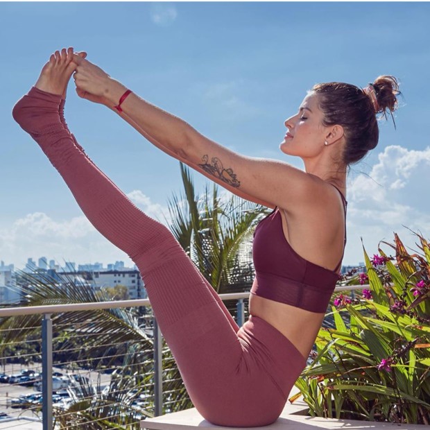 Isabeli Fontana ensina amiga a fazer posições de yoga (Foto: Reprodução/ Instagram )