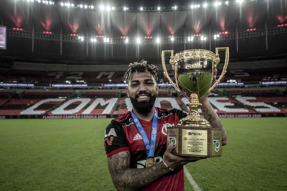 Gabigol posa com taça do Carioca — Foto: Marcelo Cortes / Flamengo