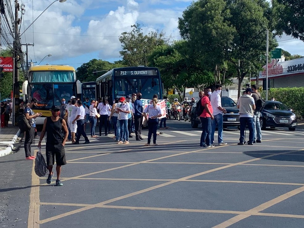 Ex-funcionários da Veleiro fazem novo protesto na Fernandes Lima, em Maceió — Foto: Pedro Ferro/TV Gazeta
