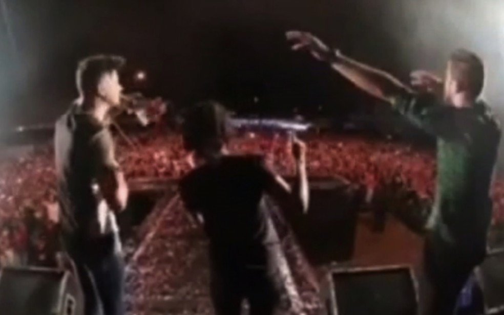 Hiasmyn e a dupla ZÃ© Neto e Cristiano durante show em Bela Vista de GoiÃ¡s â Foto: ReproduÃ§Ã£o/TV Anhanguera