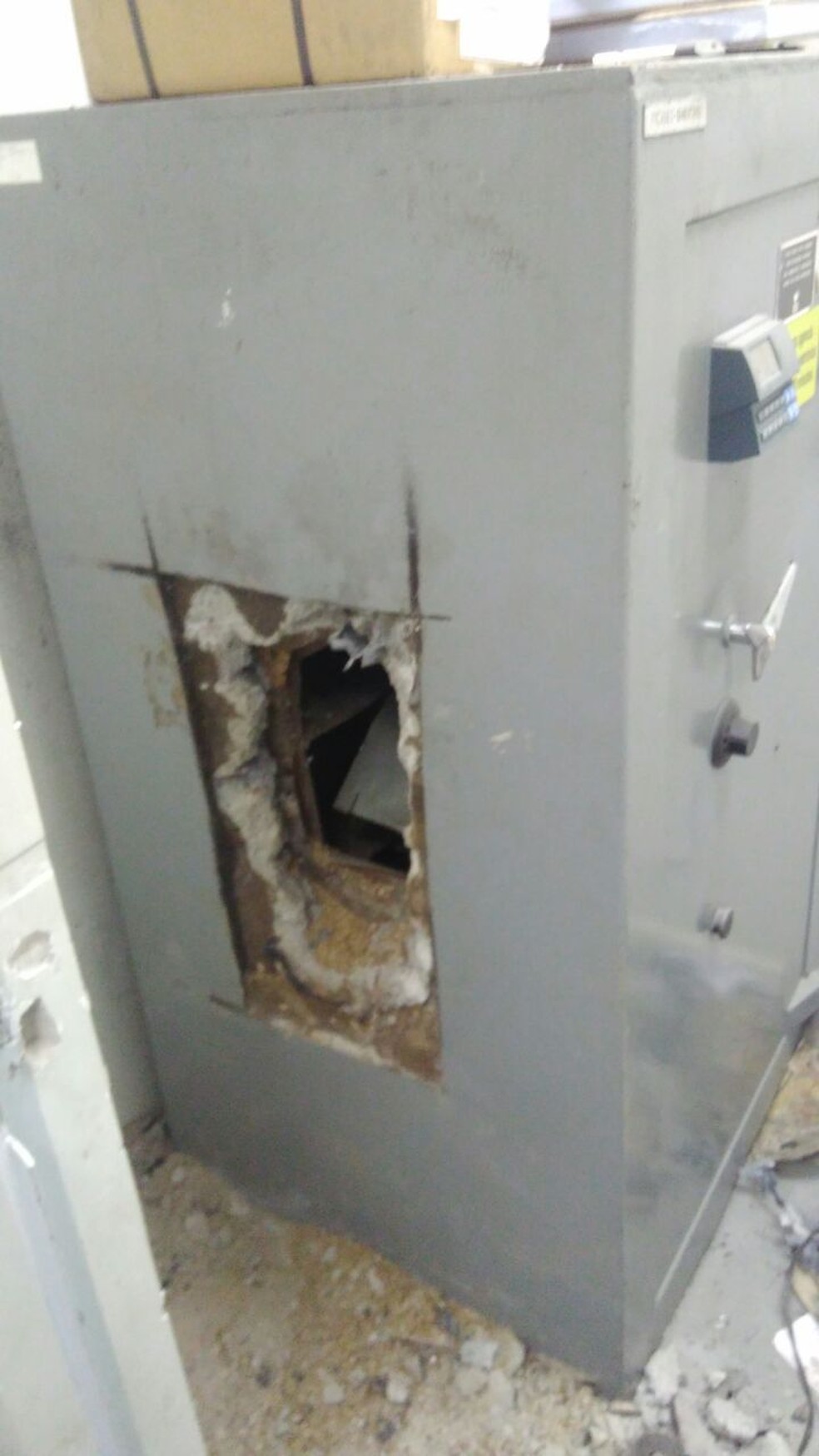 Assaltantes fizeram buraco naparede lateral do cofre e levaram dinheiro (Foto: PolÃ­cia Militar de Denise (MT))