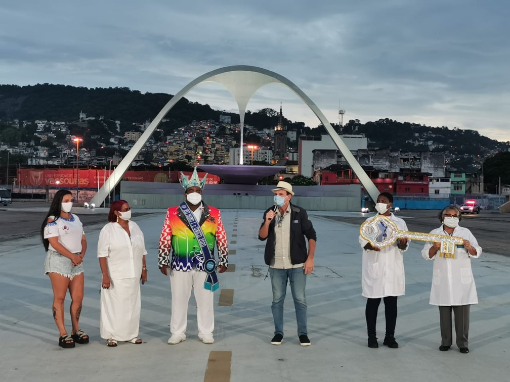 Profissionais de saúde receberam a chave da cidade, que normalmente é entregue pelo prefeito ao Rei Momo, também presente na homenagem — Foto: Marcos Serra Lima/G1