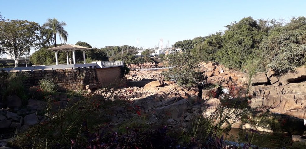 Pedras no leito do rio podem ser vistas nesta sexta-feira, em Salto — Foto: Prefeitura de Salto/Divulgação