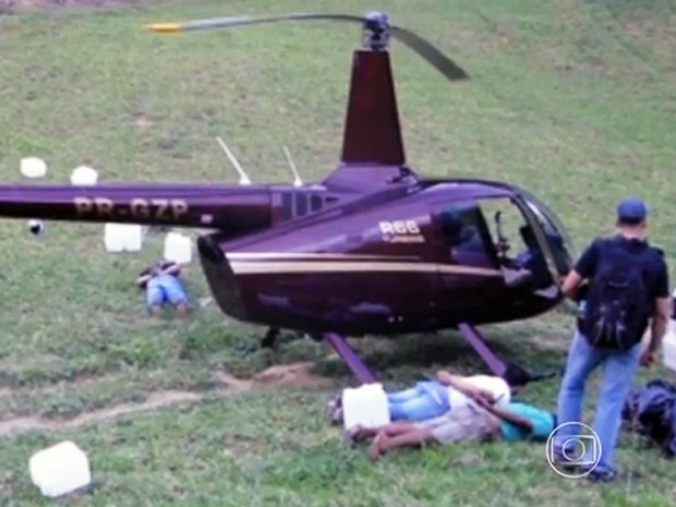 Helicóptero apreendido no Espírito Santo é de empresa da família do senador Zezé Perrella (Foto: Reprodução/TV Gazeta)