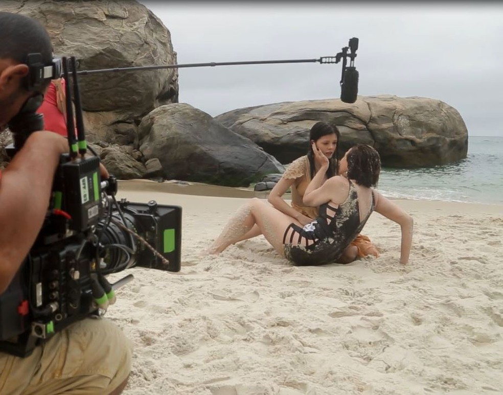 A emoção das atrizes Vitória Strada e Marisa Orth na gravação das cenas onde Maria Vitória resgata Celeste Hermínia sem saber que é sua mãe (Foto: Felipe Nahon / Gshow)