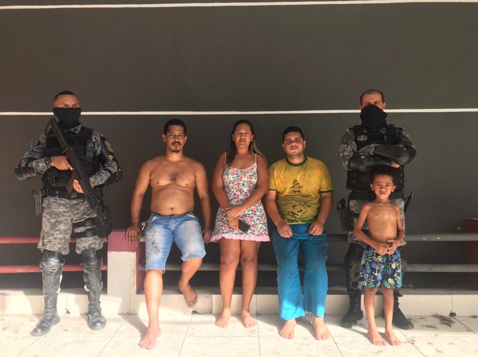 Família de Ariane escapou do incêndio com a ajuda dos policiais e do cunhado (à direita) — Foto: Vivi Leão/G1