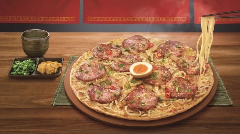 O novo sabor de pizza segue a tradição asiática e contém todos os ingredientes da sopa original (Foto: Pizza Hut/Divulgação)