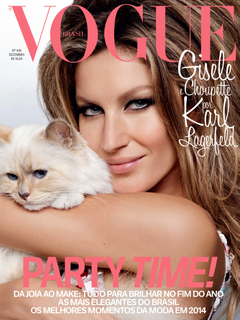Vogue Brasil de dezembro de 2014 em clique de Karl Lagerfeld e ao lado de Choupette