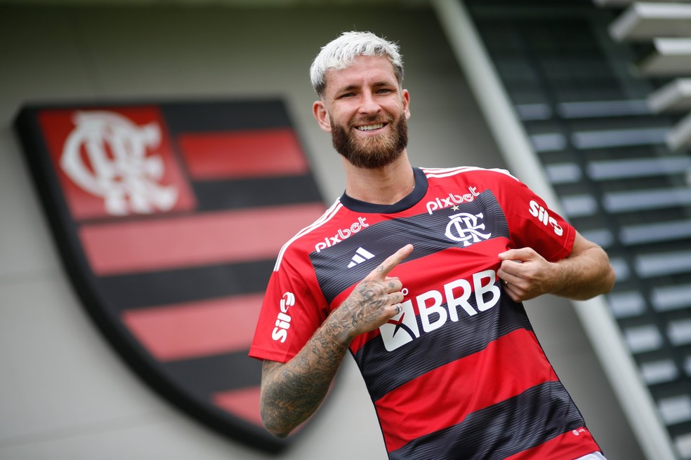 L&eacute;o Pereira com a camisa do Flamengo &mdash; Foto: Gilvan de Souza/Flamengo