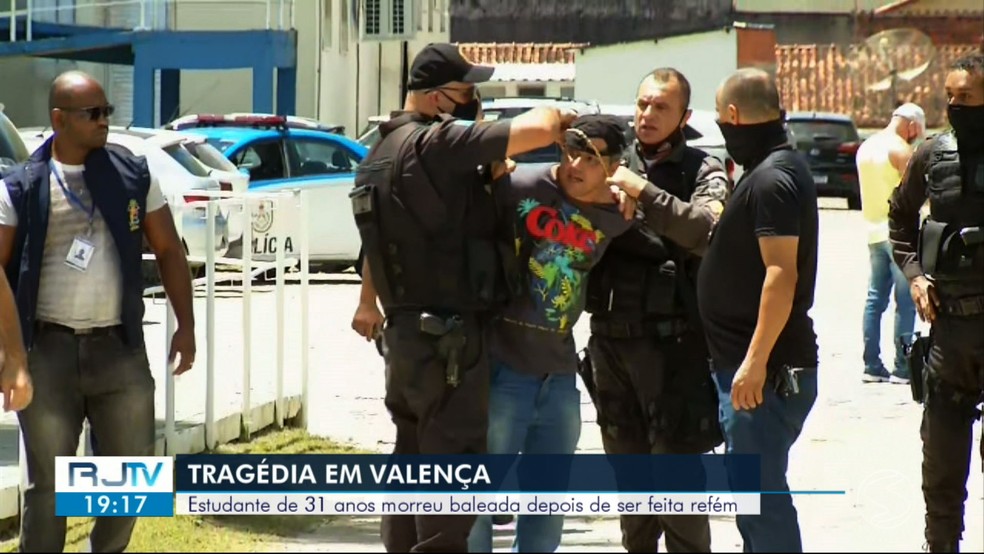 Momento em que o homem é imobilizado logo após atirar contra a namorada — Foto: Reprodução/TV Rio Sul
