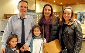 Tato Gabus Mendes recebe visita da família nos estúdios de Cheias de Charme