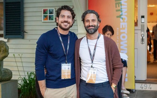 Marco Pigossi curte festival de cinema nos Estados Unidos com namorado