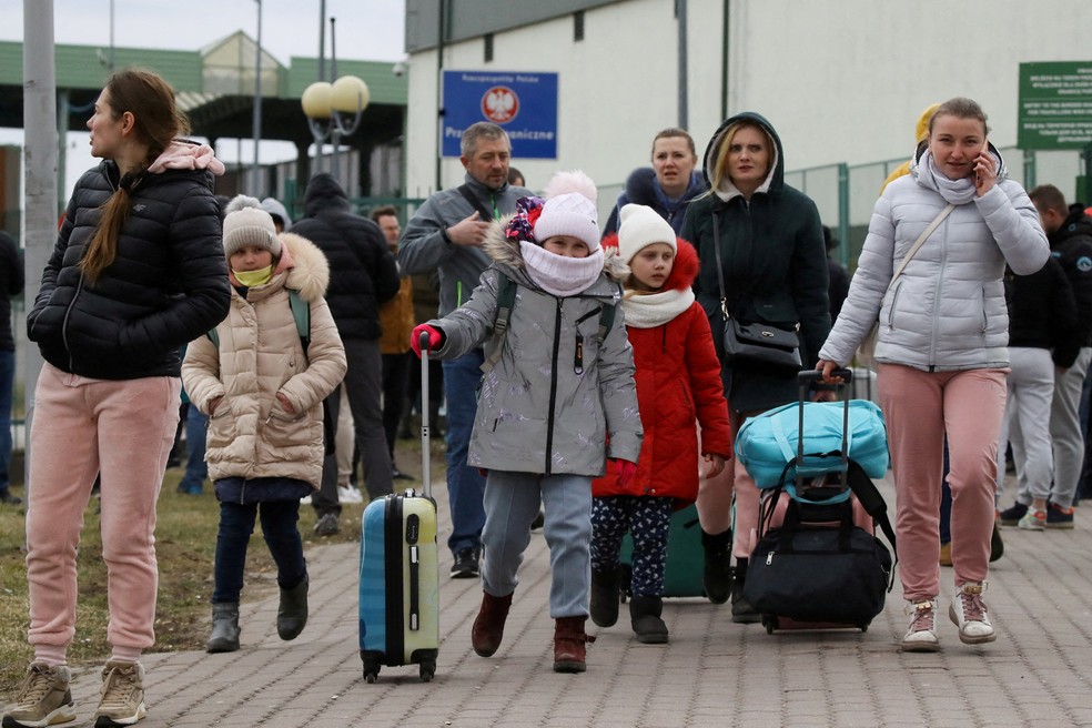 25/02/02 - Moradores chegam à fronteira entre Polônia e Ucrânia, após os ataques russos — Foto: Kacper Pempel/Reuters