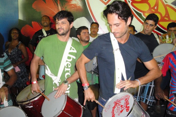 Rodrigo Santoro e Marcelo Serrado tocando na União da Ilha, em 2010 (Foto: Reprodução/EGO)