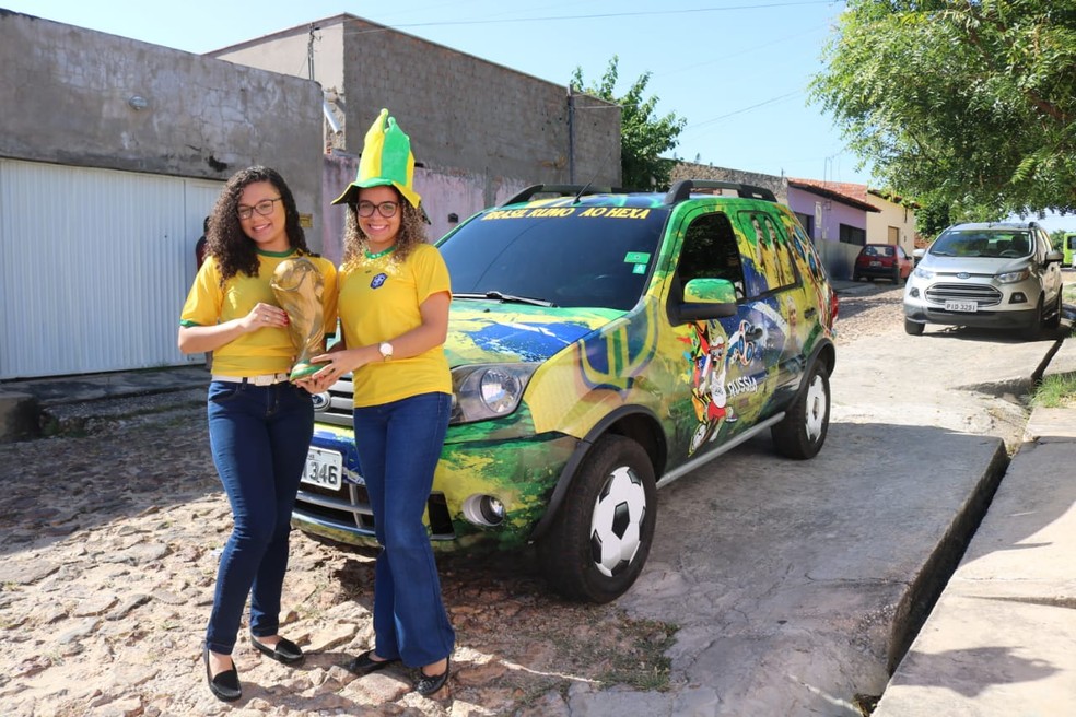 Geovana e Ana Paula em clima de Copa do Mundo (Foto: Lorena Linhares/G1)