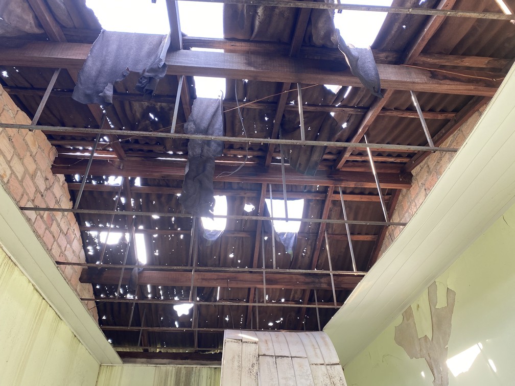 Visão de dentro da casa com o teto derretido em Boa Vista — Foto: Caíque Rodrigues/g1 RR