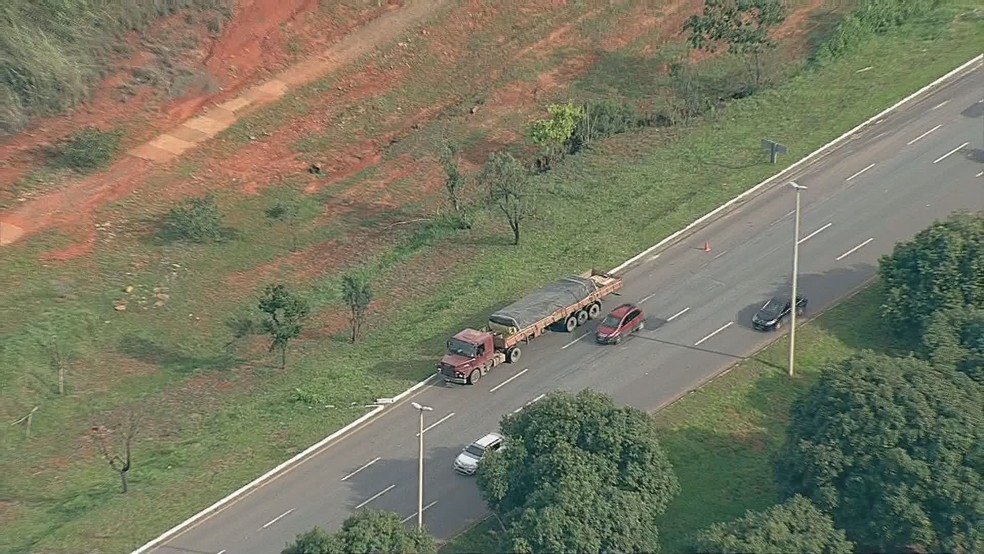 Caminhão teve parte de cimento tombado na Epia Norte, no DF  — Foto: TV Globo/Reprodução 