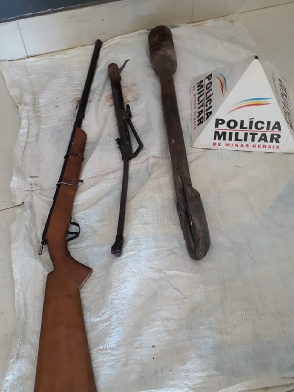 Instrumentos usados no crime foram apreendidos na casa do suspeito, em SÃ£o Francisco â Foto: PolÃ­cia Militar/DivulgaÃ§Ã£o