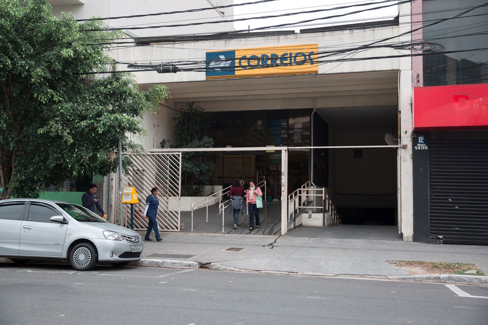 Agência dos Correios na Rua dos Pinheiros, perto do Largo da Batata (Foto: Marcelo Brandt/G1)