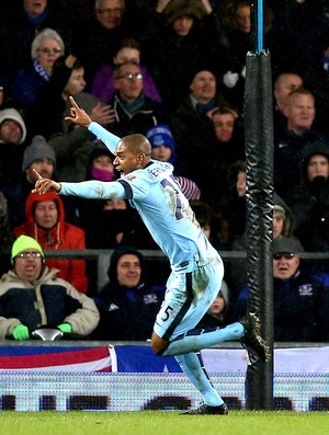 Fernandinho comemora gol do Manchester City contra o Everton (Foto: Getty Images)