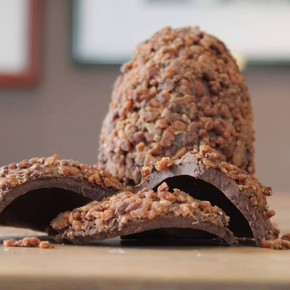 Chocolate ao leite belga com bacon caramelizado — Foto: Divulgação/Grué Chocolateria e Café