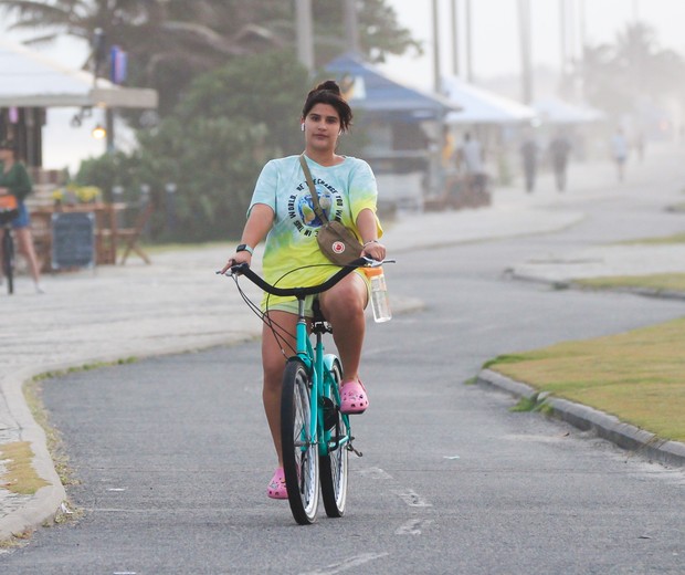 Giulia Costa pedala na Barra da Tijuca, Zona Oeste do Rio (Foto: Fabricio Pioyani/AgNews)