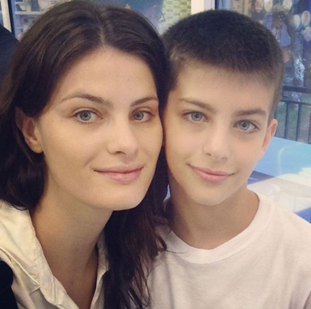 Isabeli Fontana Posa Com O Filho E Impressiona Por Semelhança Revista Marie Claire Celebridades 